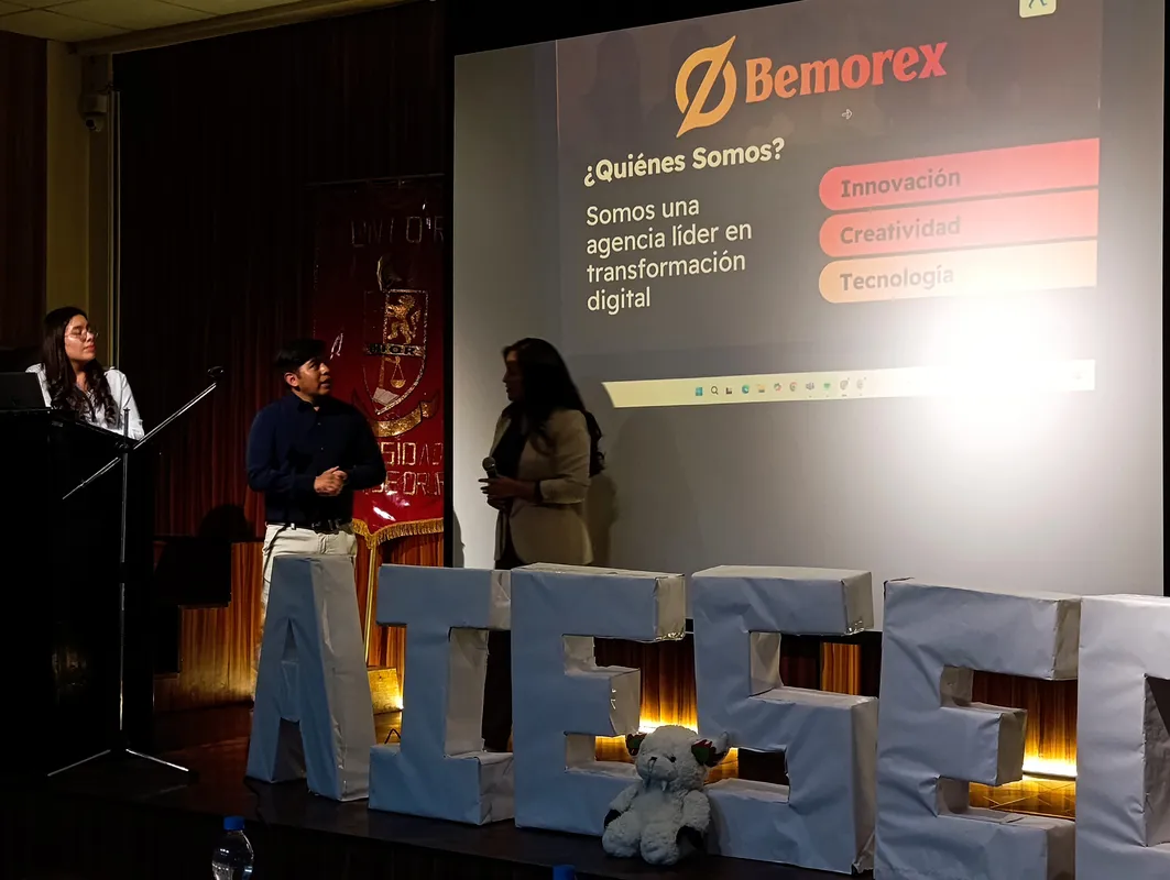 David Morales Vega con participantes atentos a la presentación sobre carreras tech