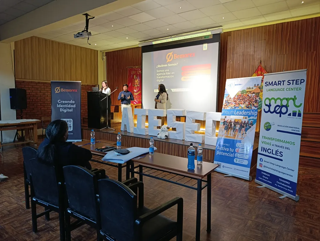 David Morales Vega en momento de interacción con la audiencia AIESEC