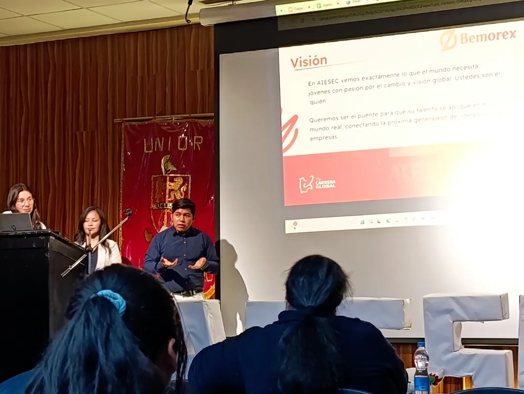 David Morales Vega mostrando ejemplos prácticos de uso de IA generativa