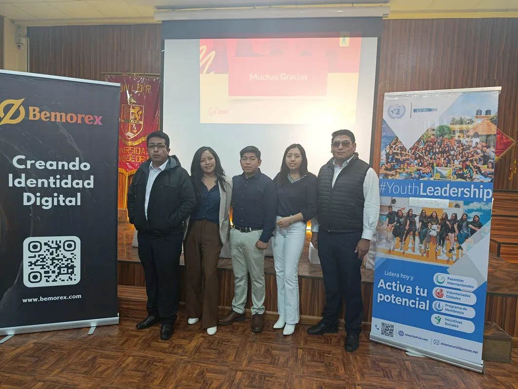 David Morales Vega en foto grupal de participantes del seminario AIESEC Bolivia 2025