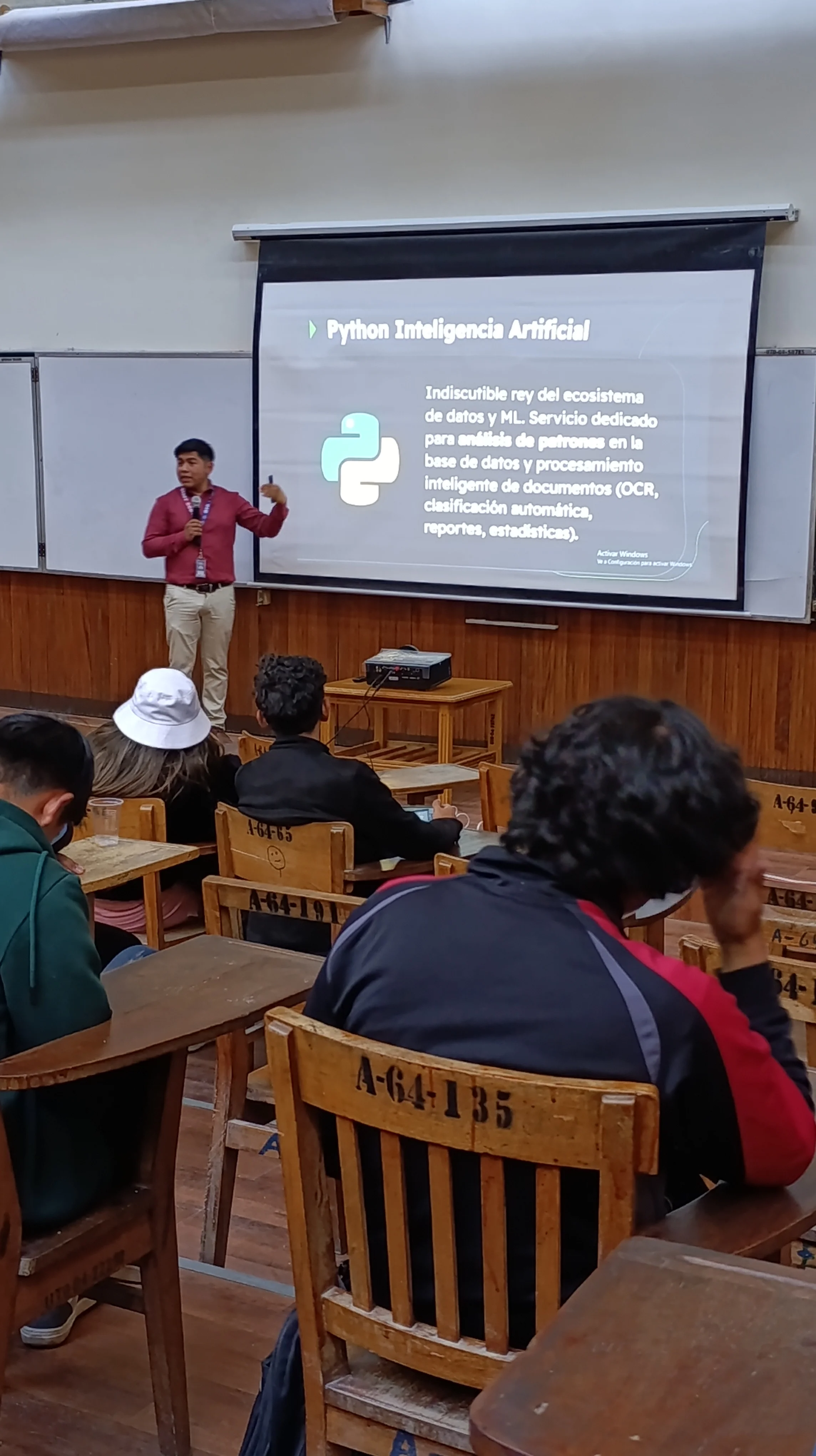 David Morales Vega como speaker en el Congreso Científico de Bolivia hablando sobre arquitectura de software
