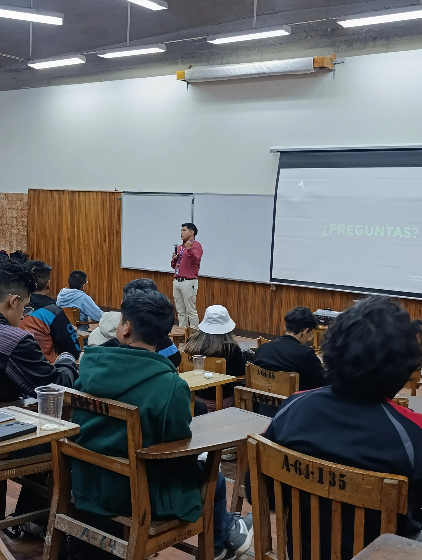 David Morales Vega con asistentes del congreso científico CCBOL 2025 Oruro