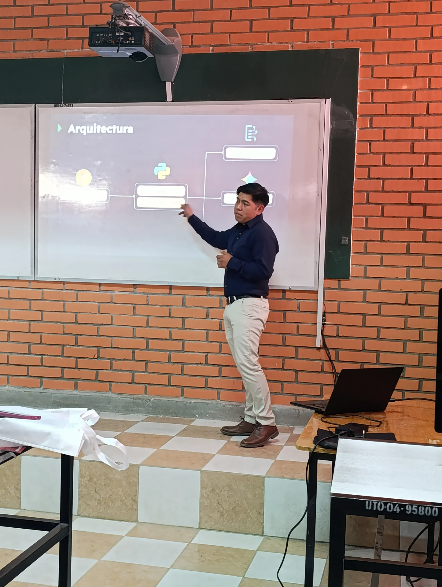 David Morales Vega impartiendo workshop de Python y OpenAI API en CCBOL 2025 Bolivia