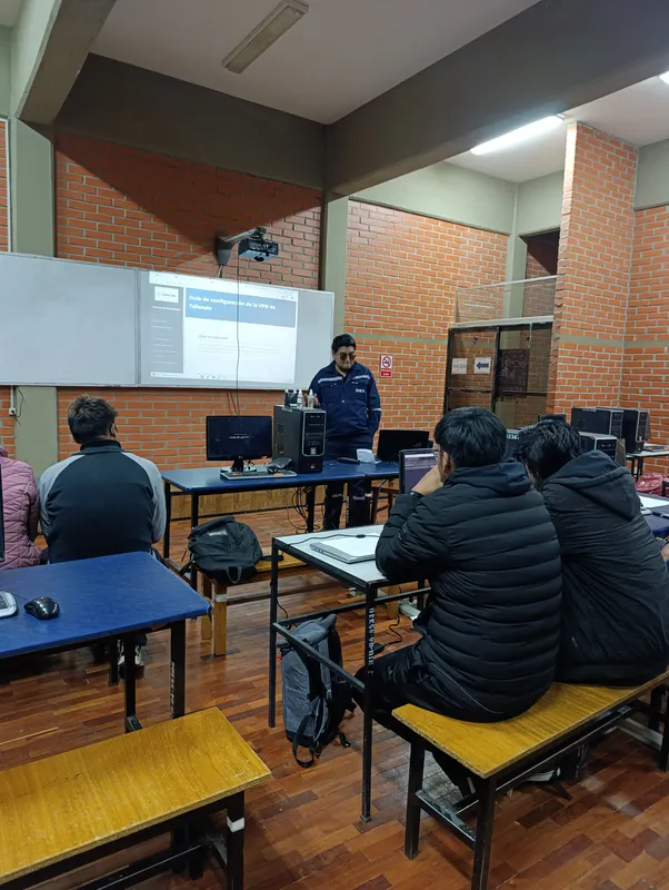 David Morales Vega mostrando código en pantalla durante explicación de arquitectura