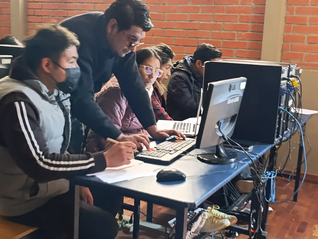 David Morales Vega explicando servicios de Firebase para aplicaciones web