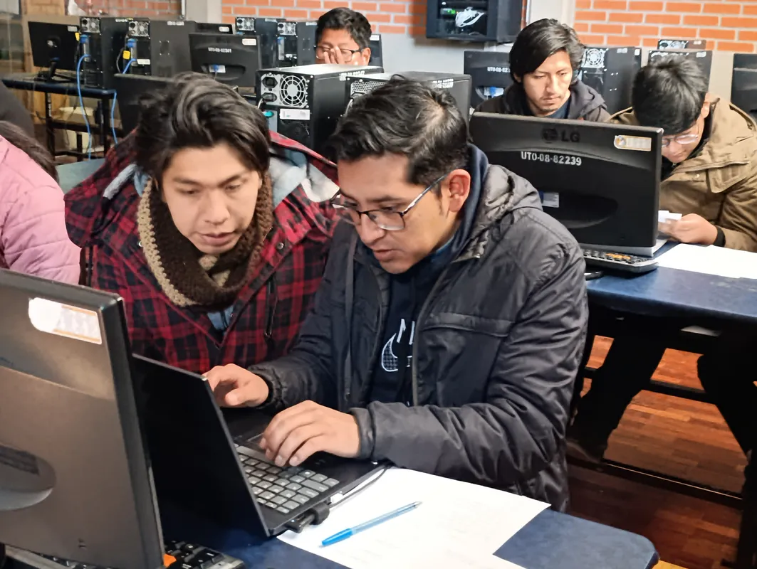 David Morales Vega en ambiente de aprendizaje colaborativo en el laboratorio UTO