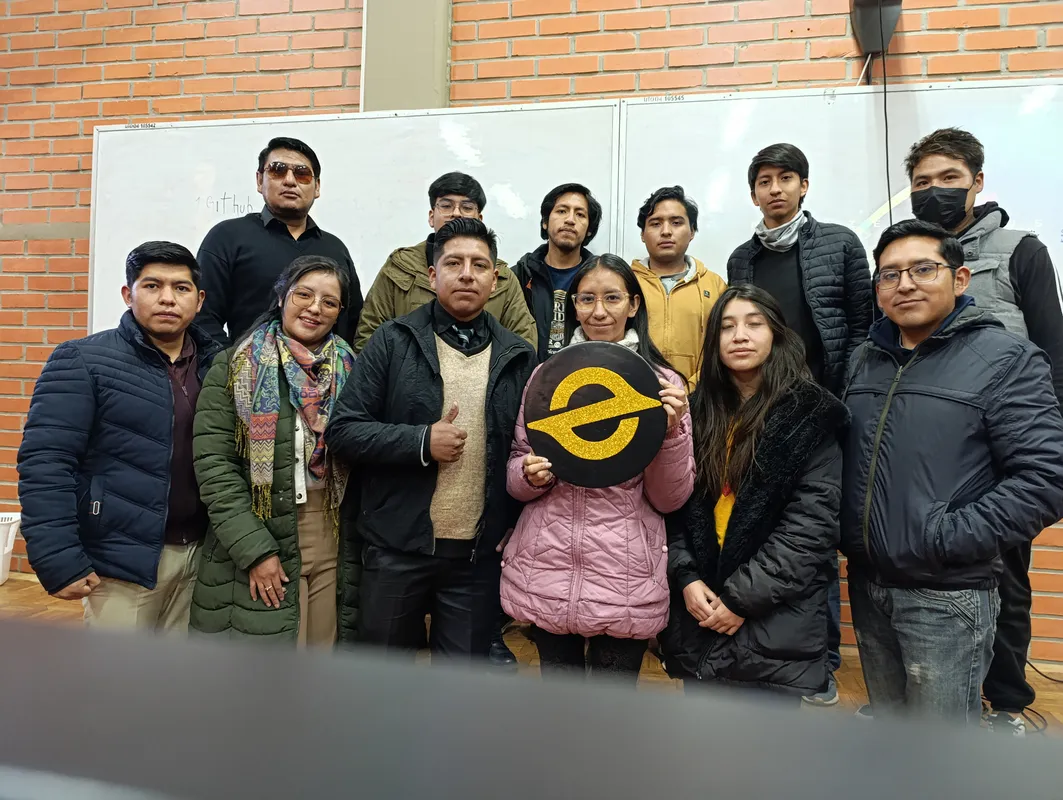 David Morales Vega en foto final con participantes del programa FNI Go UTO