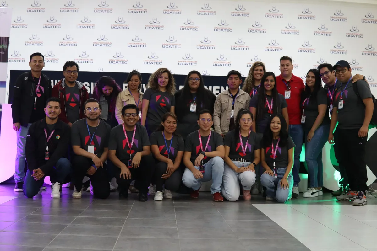 David Morales Vega con participantes del programa NgShe trabajando en código Angular