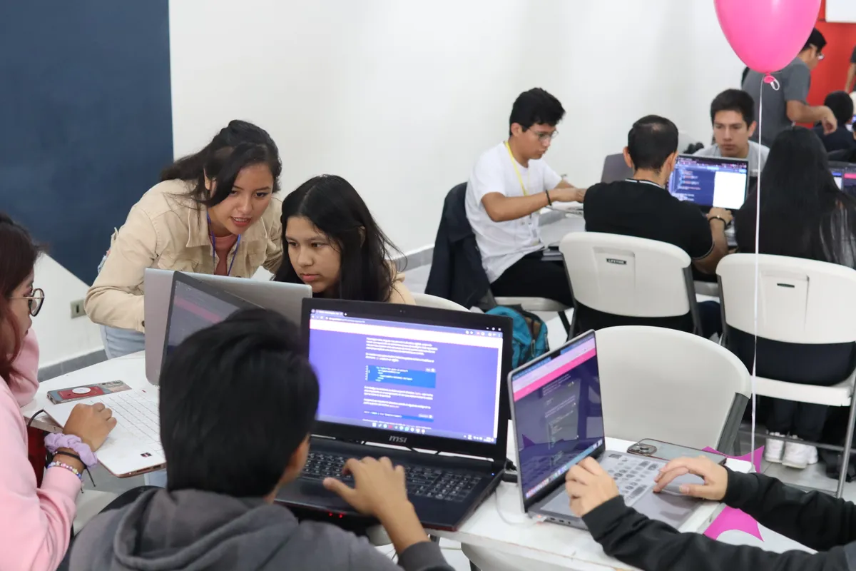 David Morales Vega con comunidad de mujeres desarrolladoras de Cochabamba Bolivia