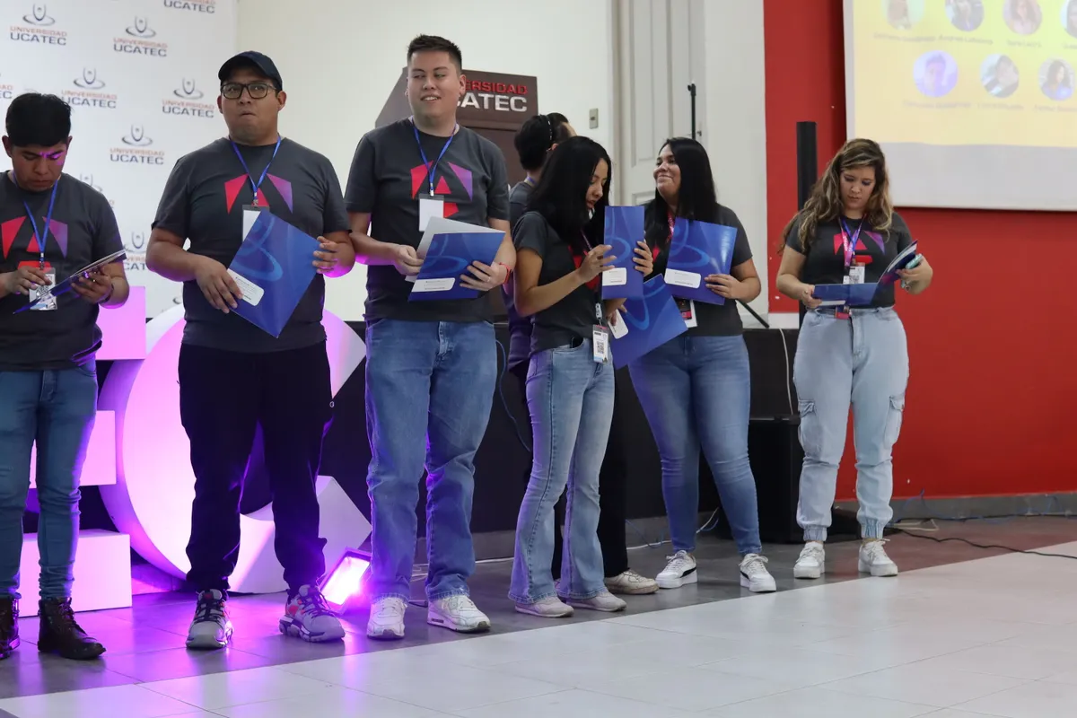 David Morales Vega evaluando demostración de aplicaciones desarrolladas por mujeres
