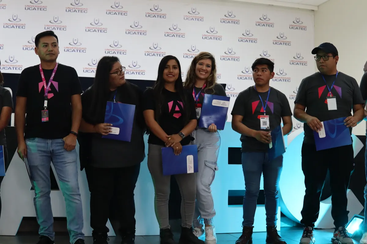 David Morales Vega dando feedback y mejoras sugeridas a participantes