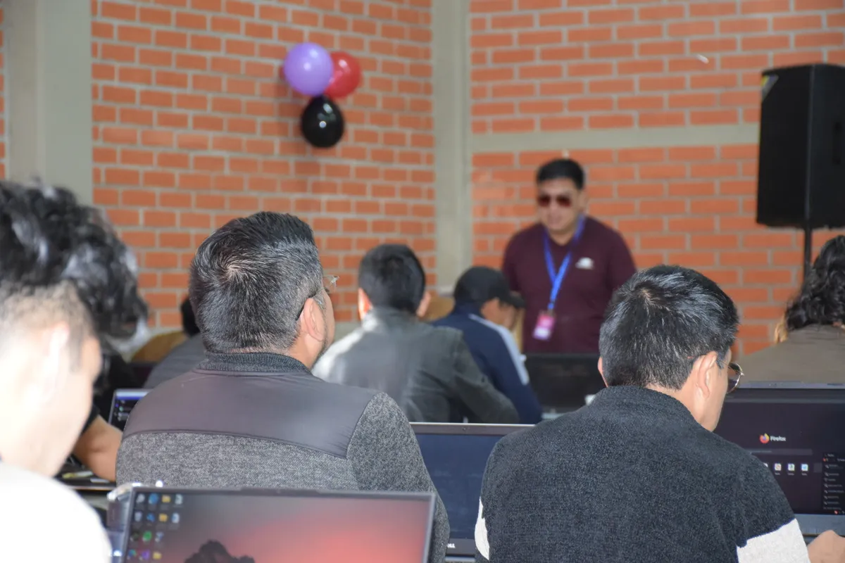 David Morales Vega enseñando Reactive Forms en Angular a desarrolladores bolivianos