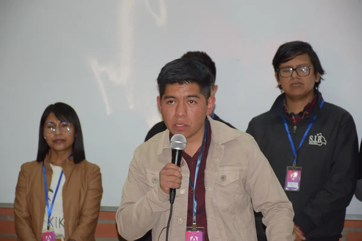 David Morales Vega con participantes del workshop Angular trabajando en sus laptops