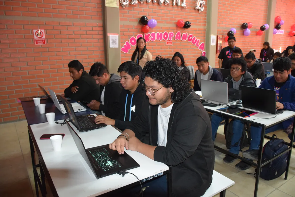 David Morales Vega explicando conceptos avanzados de Angular en workshop oficial