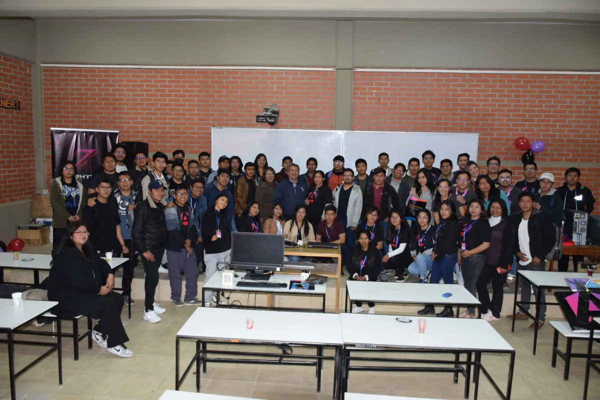 David Morales Vega en foto grupal del NgWorkshop Oruro Angular Bolivia 2024