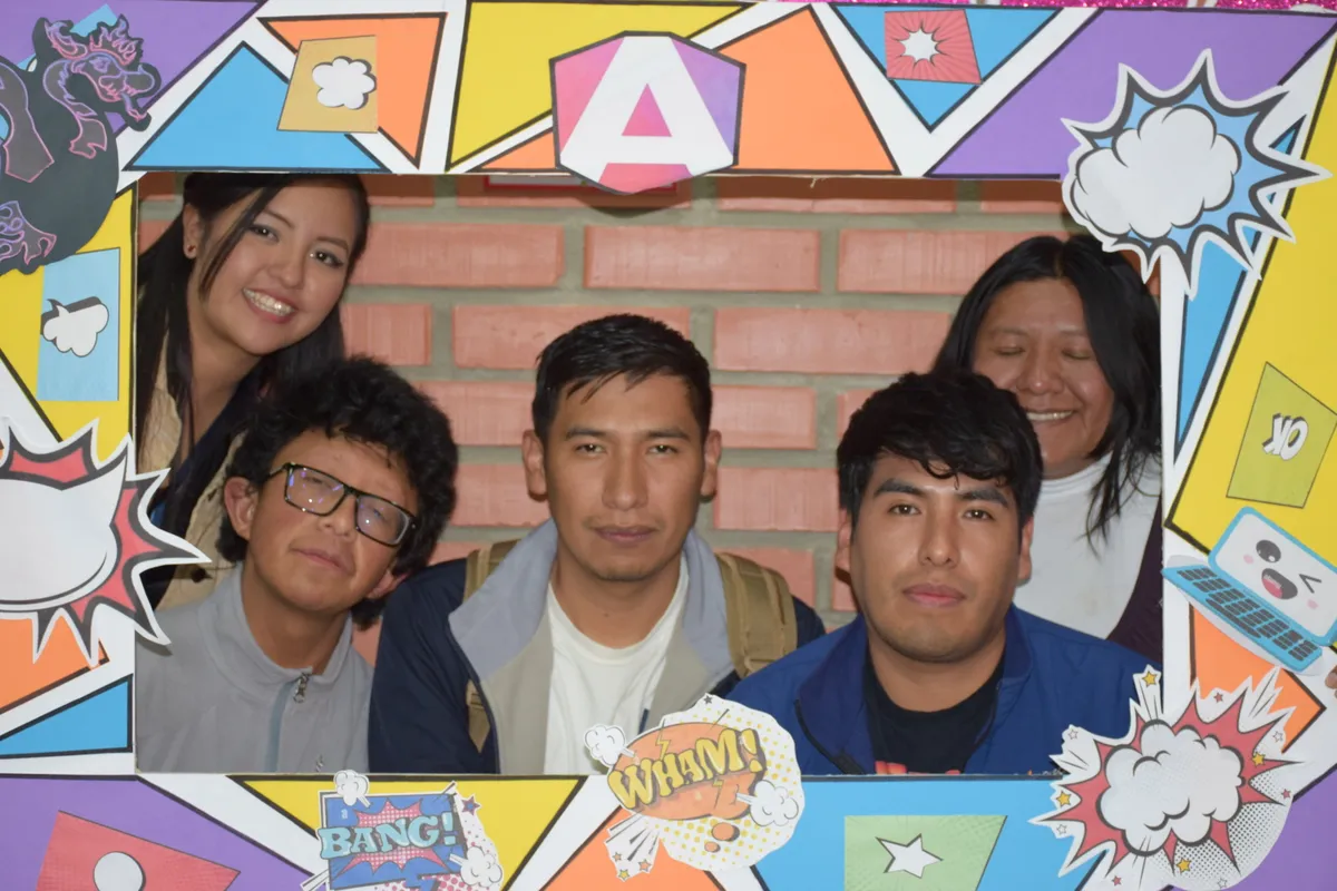 David Morales Vega celebrando el éxito del evento Angular Bolivia