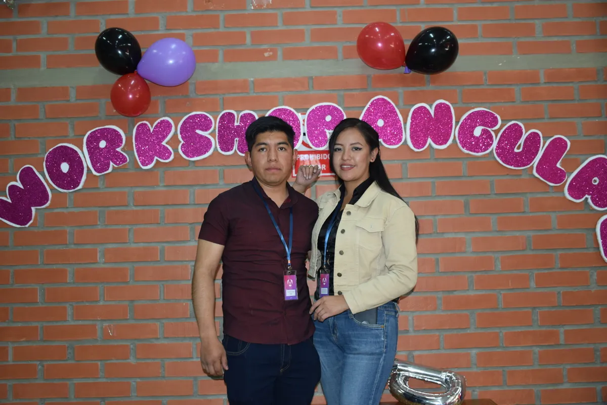 David Morales Vega dando reconocimiento a instructores y organizadores