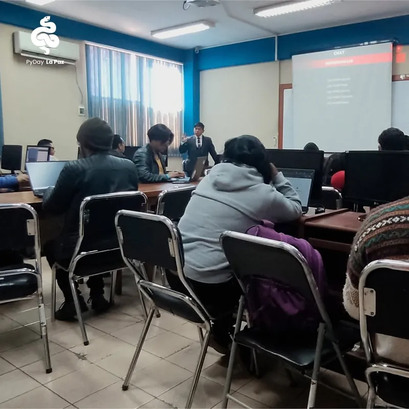 David Morales Vega presentando workshop de chatbots con Python y ChatGPT en PyDay La Paz UMSA 2023